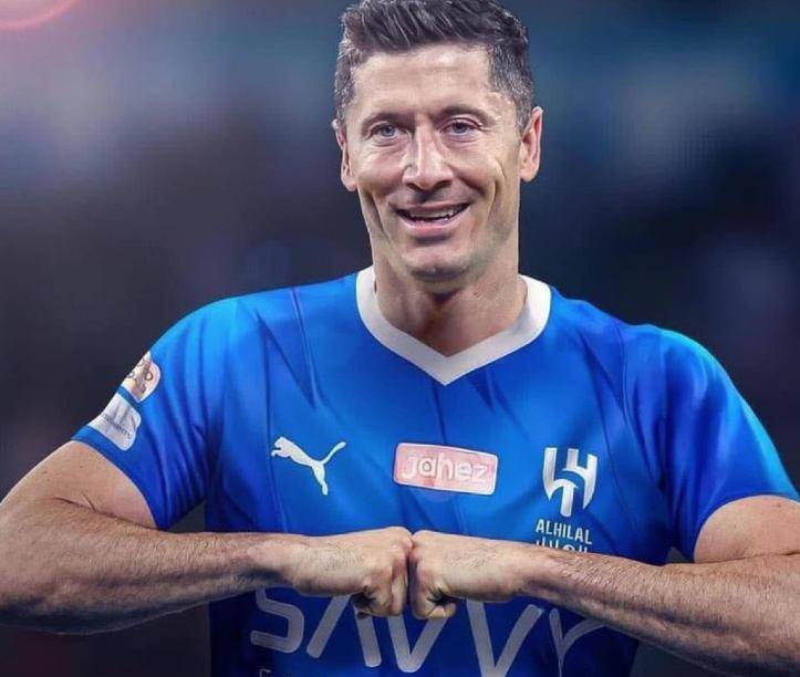 37岁莱万拒绝沙特1亿欧元年薪，选择留守巴萨，追逐欧冠梦想